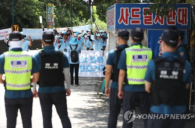 '사드 결사반대'…민주노총, 경찰과 대치 (성주=연합뉴스) 김현태 기자 = 12일 경북 성주 사드(THAAD·고고도미사일방어체계) 기지 인근에서 민주노총 관계자 250여 명이 사드 기지 반대를 외치며 경찰과 대치하고 있다. 국방부는 이날 사드 기지 정상화를 빠르게 진행하겠다고 밝혔다. 2022.8.12 mtkht@yna.co.kr