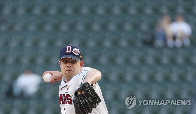 공 던지는 두산 선발 스탁 [연합뉴스 자료사진]