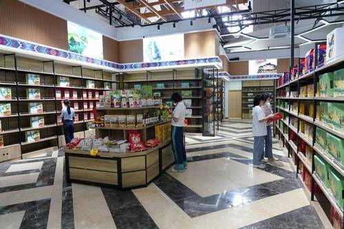 징시 국경 간 전자상거래 체험센터에서 상품을 구매하는 고객들