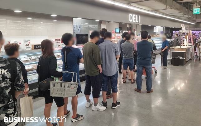 홈플러스 매장에서 소비자들이 '당당치킨'을 기다리고 있다. /사진=한전진 기자 noretreat@