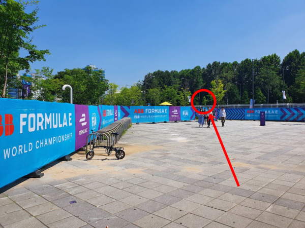 우측 맨 끝에 바리게이트 사이로 출입문이 있다.