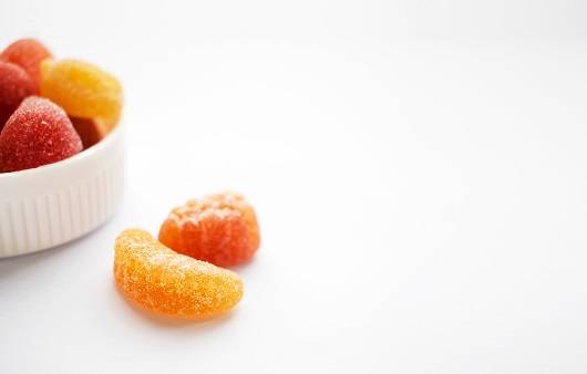 오메가3 복용 부담을 줄이기 위해 최근에는 젤리 형태로 출시된 영양제도 있다ㅣ출처: 게티 이미지 뱅크