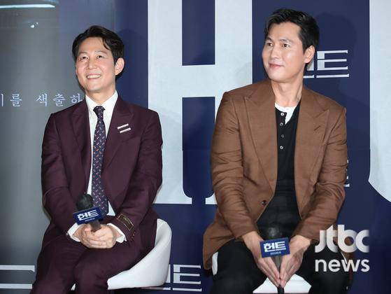 2일 오후 서울 강남구 삼성동 코엑스 메가박스에서 영화 '헌트'(메가박스중앙(주)플러스엠) 쇼케이스가 진행됐다.  배우 이정재, 정우성, 전혜진, 허성태, 고윤정이 참석해 자리를 빛냈다.  박세완 엔터뉴스팀 기자 park.sewan@jtbc.co.kr (콘텐트비즈니스본부)