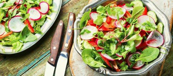 채식 위주로 식사하는 중년 여성은 고관절 골절 위험이 크다. [사진=게티이미지뱅크]