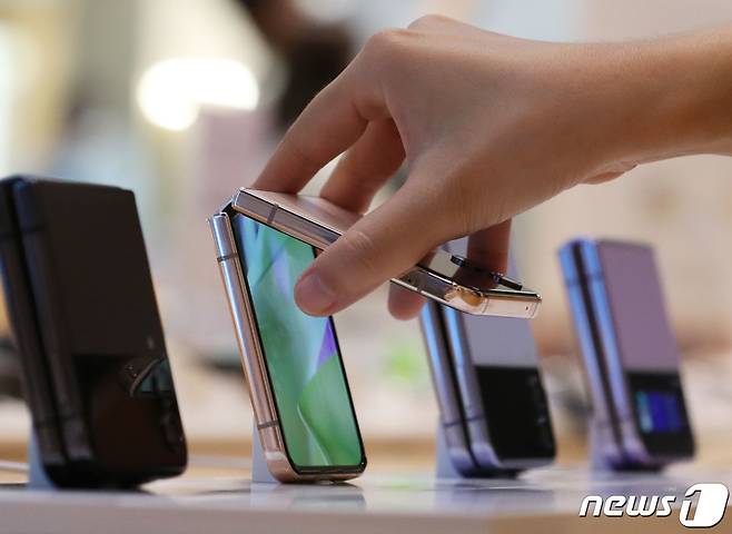 11일 서울 서초구 삼성 딜라이트샵에서 시민들이 삼성전자의 새로운 폴더블폰인 갤럭시Z플립4를 살펴보고 있다. 2022.8.11/뉴스1 ⓒ News1 이성철 기자