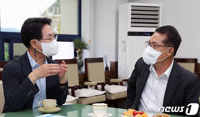 심덕섭 고창군수(왼쪽)가 13일 갯벌, 세계자연유산보전본부 유치를 위해 정운천 국회의원에게 고창군이 최적지임을 설명하고 있다.(고창군청 제공)