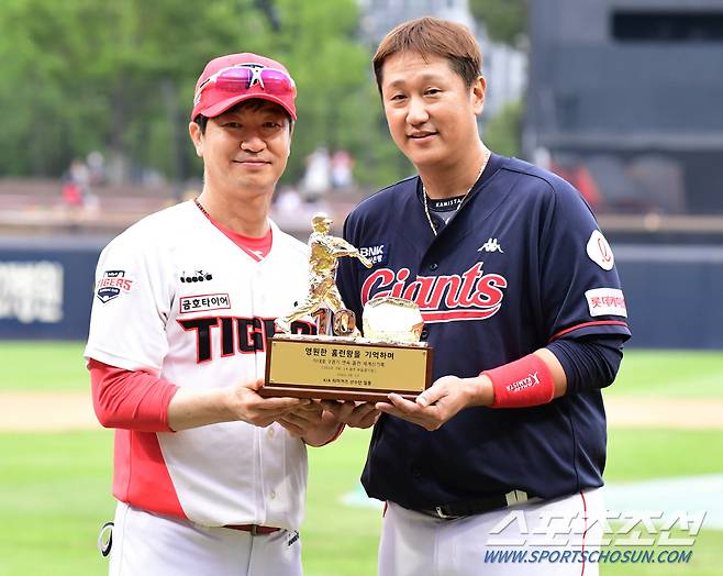무등야구장 모형 트로피를 건네 받고 있는 이대호.
