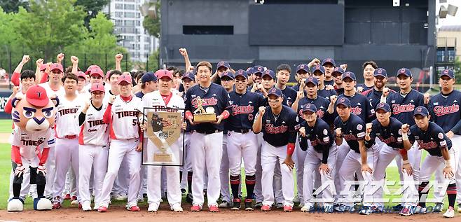 기념품과 함께 포즈 취하는 이대호.