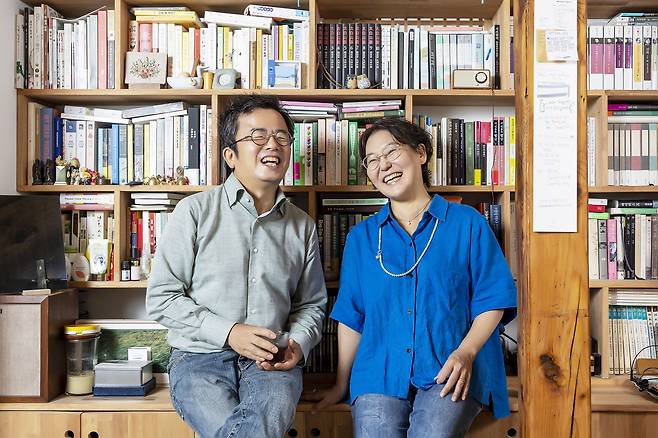 편성준·윤혜자 부부는 ‘노는 삶’을 사는 동안 가장 크게 깨달은 것이 무엇이냐고 묻자 이렇게 답했다. “‘좋은 사람으로 살아야겠다’는 생각. 그렇지 않으면, 좋은 사람들이 우리와 놀아주지 않을 테니까!” 인터뷰 내내 성북동 ‘소행성’에선 웃음소리가 끊이지 않았다. /양수열 영상미디어 기자