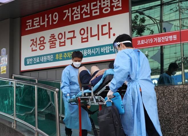 지난 3일 오후 코로나19 거점전담병원인 서울 광진구 혜민병원에서 119 구급대원들이 환자를 이송하고 있다./뉴스1