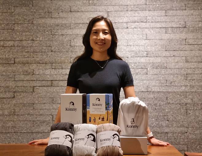 코니바이에린의 임이랑 대표가 자사 아기띠 제품을 선보이고 있다. /이은영 기자