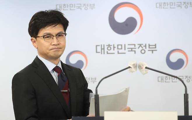 (서울=뉴스1) 김명섭 기자 = 한동훈 법무부 장관이 12일 오전 서울 종로구 세종대로 정부서울청사에서 광복절 특별사면 대상자 명단 발표를 위해 이동하고 있다. 2022.8.12/뉴스1