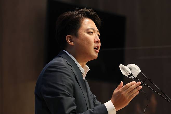 국민의힘 이준석 대표가 13일 오후 국회 소통관에서 기자회견을 열고 당 비상대책위원회 체제 전환에 대한 가처분 신청 등과 관련해 직접 입장을 밝히고 있다. /연합뉴스