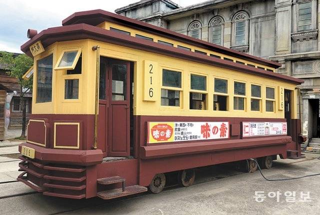 합천영상테마파크의 도로 위 전차. 근현대 시대물을 촬영할 때는 실제 움직이기도 한다.