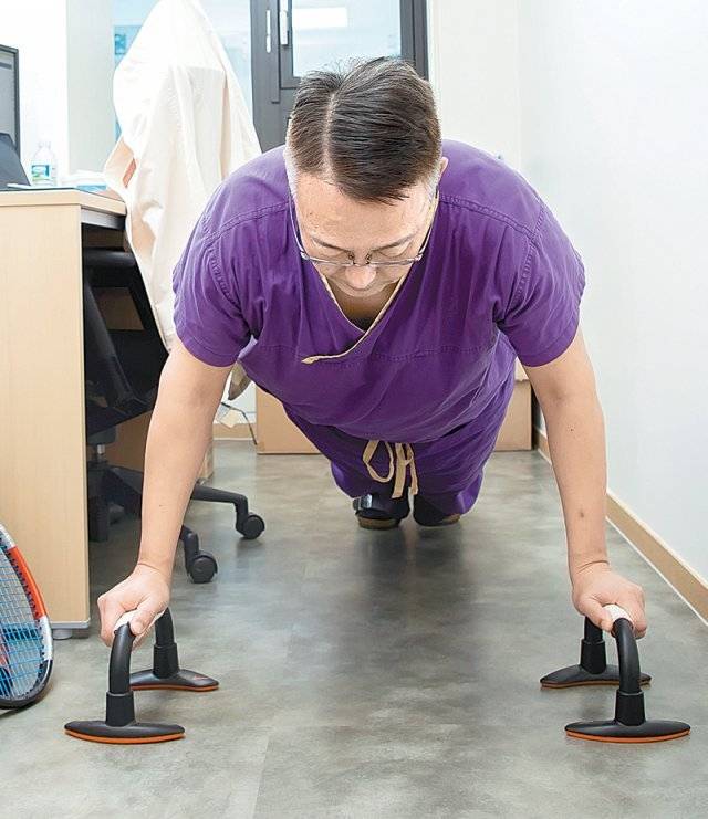 안지현 교수는 모자란 운동량을 연구실에서 푸시업과 스쾃으로 보충한다. 20회 10세트를 하루에 채운다. 강북삼성병원 제공