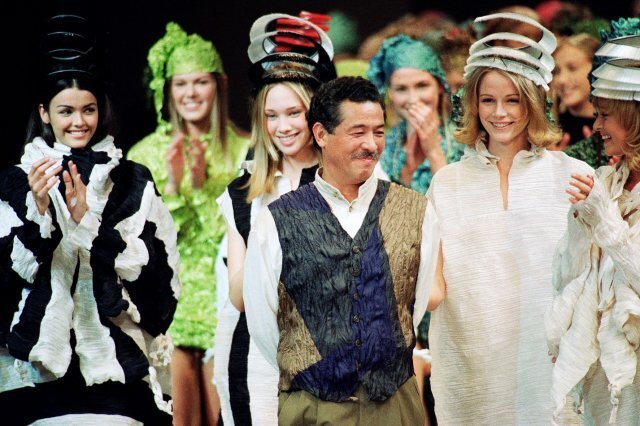 1993년 프랑스 파리에서 가을/겨울 기성복 컬렉션을 선보이고 있는 디자이너 이세이 미야케. 사진: AP Photo/Lionel Cirroneau, File