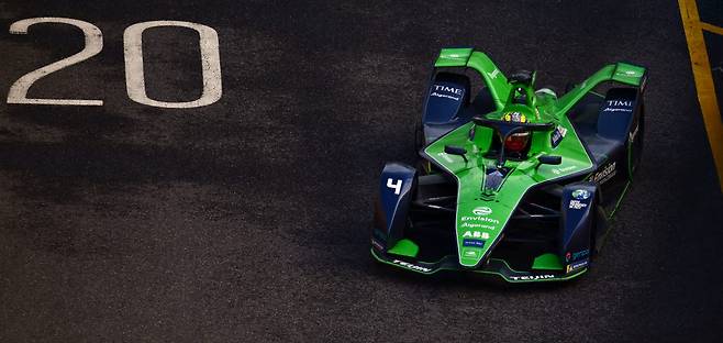 엔비전 레이싱의 로빈 프라인스가 질주하고 있다.