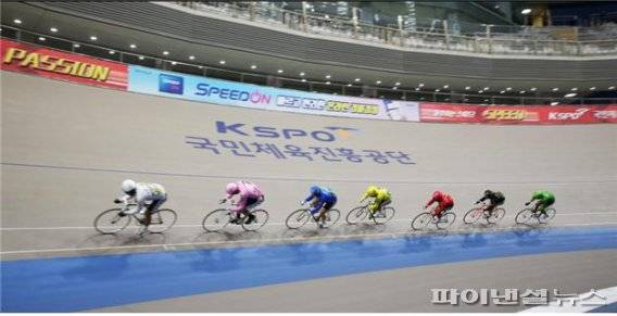 광명스피돔에서 경륜선수들 경주 전개. 사진제공=국민체육진흥공단