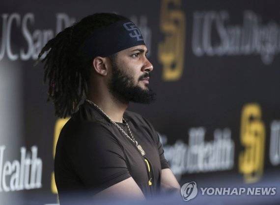 샌디에이고 파드리스의 페르난도 타티스 주니어가 지난 6월 25일 샌디에이고에서 열린 필라델피아 필리스와의 팀 야구 경기를 앞두고 더그아웃에서 밖을 내다보고 있다. / 사진=연합뉴스