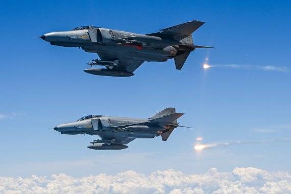 F-4 팬텀 II(McDonnell Douglas F-4 Phantom II). 진정한 '전투폭격기(Fighter-Bomber)'이자 '다목적 전투기(Multirole Fighter, 멀티롤 파이터)'로 평가받는다. 미국은 전투기의 이름을 통일하면서 ‘F4H 팬텀 II’를→‘F4 팬텀 II’라고 부르게 되었다. 최종 개량형인 F-4E를 기준으로 ⦁전장 19.2m ⦁승무원 2명 ⦁최고속도 마하 2.23 ⦁항속거리는 2700Km ⦁전투행동반경 680Km ⦁최고 고도 18.3Km ⦁최대 폭장량 8.5t ⦁하드포인트 9개에 각종 폭탄과 미사일 핵폭탄까지 장착이 가능하다. 부무장 20mm 캐틀링 건. 사진=공군·국방부