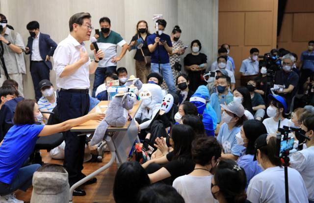 이재명 더불어민주당 의원이 1일 오후 인천 부평구청 대강당에서 열린 인천지역 당원 및 지지자들과의 토크콘서트에 참석해 인사말을 하고 있다. 이 의원 주변에 각양각색의 복장을 한 개딸이 보인다. 인천=뉴스1