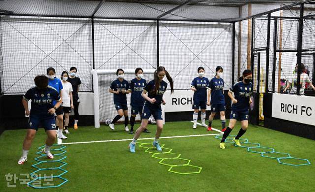 서울이 집중호우로 물에 잠긴 지난 8일 오후 8시 구로구의 FC리치축구클럽에서 직장인 여성 회원들이 스텝훈련을 받고 있다. 고영권 기자