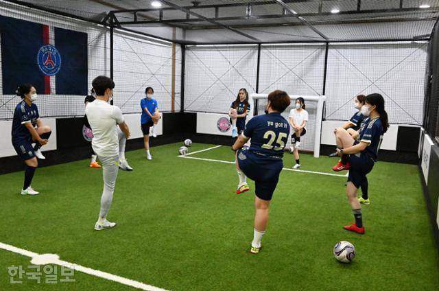 지난 8일 오후 서울 구로구 FC리치축구클럽의 직장인 여성 회원들이 훈련을 받기 전 몸을 풀고 있다. 고영권 기자