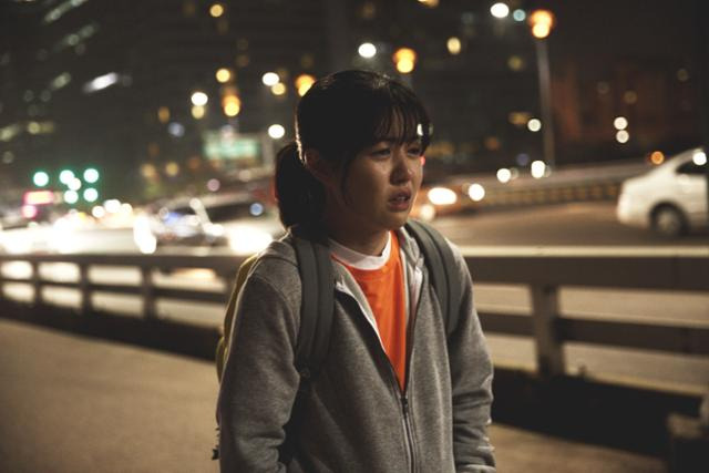 영화 '걷기왕'(2016)의 만복(심은경)은 선천적 멀미증후군으로 세상의 모든 교통수단을 탈 수 없다. 그래서 오직 두 다리로 왕복 네 시간 거리의 학교까지 걸어 다닌다. 인디스토리 제공