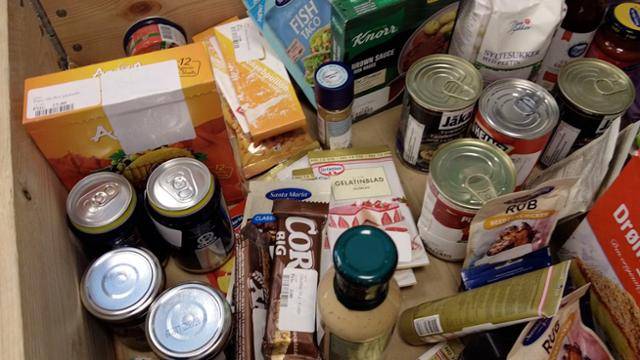 지난달 11일 오후 방문한 덴마크 코펜하겐의 사회적 슈퍼마켓 위푸드 뇌에보점 매장에는 '보물찾기' 코너가 있습니다. 유통기한이 지나지 않았지만 라벨 손상 등으로 일반 마트에서 팔리지 않은 제품들만을 모아 저렴한 가격에 파는 코너죠. 이윤만을 생각했다면 버려졌을 음식은 조금만 주의를 기울이면 보물이 될 수 있습니다. 신혜정 기자