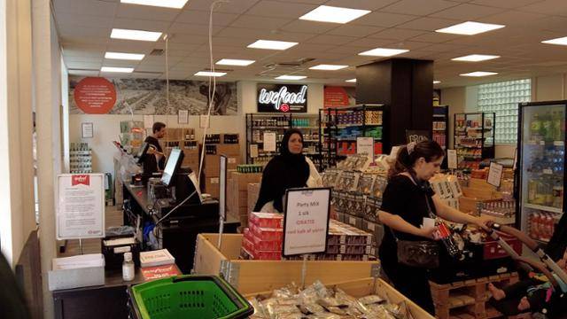 덴마크 코펜하겐의 위푸드에서 시민들이 장을 보고 있습니다. 신혜정 기자