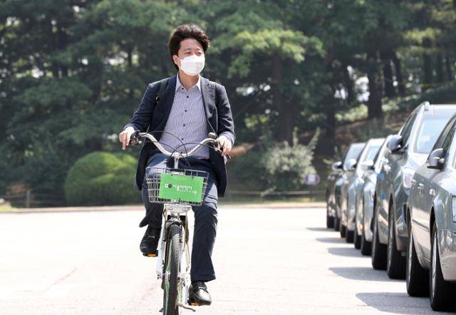 국민의힘 이준석 대표가 지난해 6월 13일 오전 따릉이를 타고 국회로 출근하고 있다. 오대근 기자