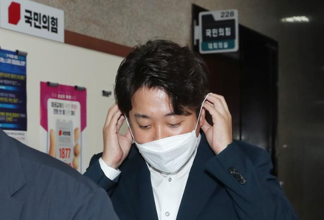 '성 상납 증거인멸 교사' 의혹을 받고 있는 이준석 대표가 8일 새벽 국회에서 열린 윤리위원회에 출석해 소명을 마치후 국회를 나서고 있다.오대근 기자