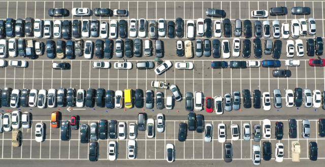 12일 오후 경기 과천시 서울대공원 주차장에 수도권 침수 차량들이 모여 있다. 뉴시스