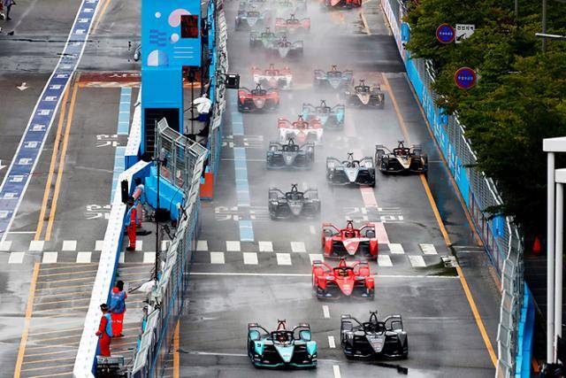 미치 에반스(재규어 TCS 레이싱)이 포뮬러 E 15 라운드에서 우승을 차지했다. 사진: 포뮬러 E