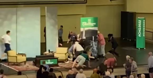 미국 뉴욕에서 루슈디가 강연 중 흉기를 든 괴한의 습격을 받았다.사진은 강의 영상 화면 캡처. [사진=화면 캡처]