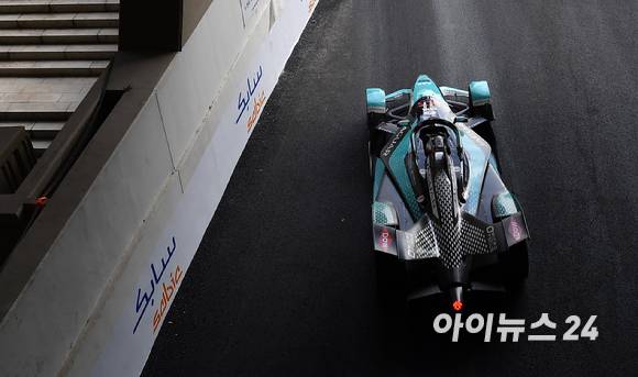13일 서울 송파구 잠실올림픽주경기장 일대에서 열린 '2022 하나은행 서울 E-프리(E-Prix)' 15라운드 본선에서 재규어 TCS 레이싱 팀 소속 미치 에반스(뉴질랜드)가 질주하고 있다. [사진=김성진 기자]