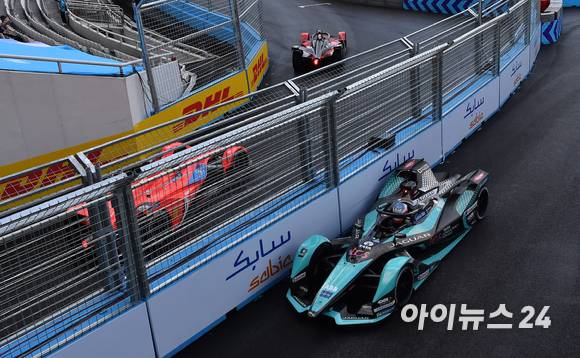 13일 서울 송파구 잠실올림픽주경기장 일대에서 열린 '2022 하나은행 서울 E-프리(E-Prix)' 15라운드 본선에서 재규어 TCS 레이싱 팀 소속 미치 에반스(뉴질랜드)가 질주하고 있다. [사진=김성진 기자]
