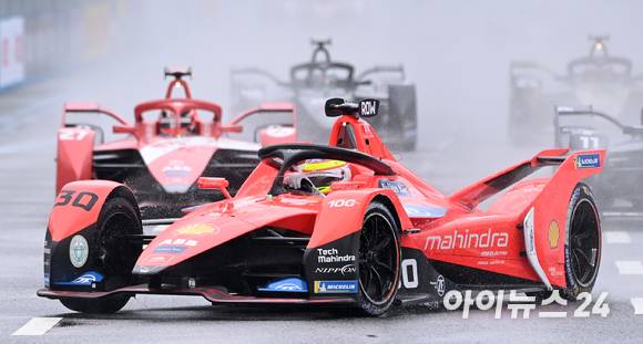 13일 서울 송파구 잠실올림픽주경기장 일대에서 열린 '2022 하나은행 서울 E-프리(E-Prix)' 15라운드 본선에서 마힌드라 레이싱 팀 소속 올리버 롤랜드(영국)가 질주하고 있다. [사진=김성진 기자]