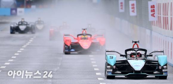 13일 서울 송파구 잠실올림픽주경기장 일대에서 열린 '2022 하나은행 서울 E-프리(E-Prix)' 15라운드 본선에서 재규어 TCS 레이싱 팀 소속 미치 에반스(뉴질랜드)가 질주하고 있다. [사진=김성진 기자]