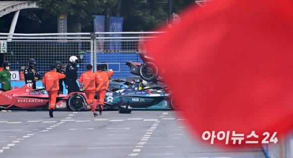 13일 서울 송파구 잠실올림픽주경기장 일대에서 열린 '2022 하나은행 서울 E-프리(E-Prix)' 15라운드 본선에서 추돌 사고로 인해 레드 플래그가 펄럭이며 경기가 중단되고 있다. [사진=김성진 기자]