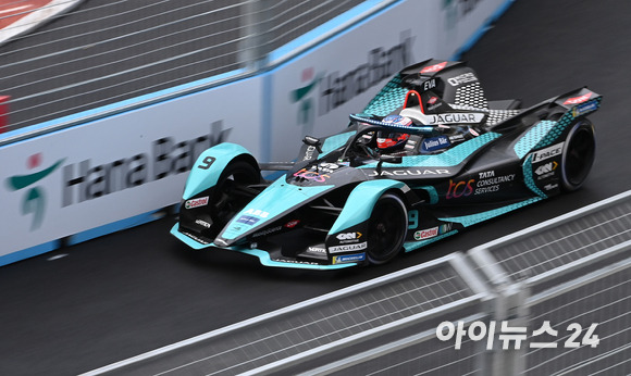 13일 서울 송파구 잠실올림픽주경기장 일대에서 열린 '2022 하나은행 서울 E-프리(E-Prix)' 15라운드 본선에서 재규어 TCS 레이싱 팀 소속 미치 에반스(뉴질랜드)가 질주하고 있다. [사진=김성진 기자]