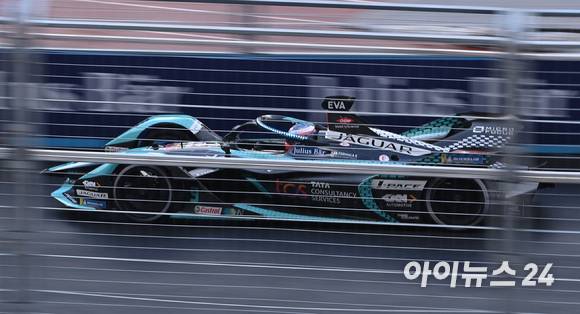13일 서울 송파구 잠실올림픽주경기장 일대에서 열린 '2022 하나은행 서울 E-프리(E-Prix)' 15라운드 본선에서 재규어 TCS 레이싱 팀 소속 미치 에반스(뉴질랜드)가 질주하고 있다. [사진=김성진 기자]