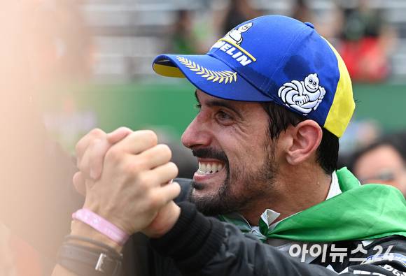 13일 서울 송파구 잠실올림픽주경기장 일대에서 열린 '2022 하나은행 서울 E-프리(E-Prix)' 15라운드 본선에서 로킷 벤추리 레이싱 팀 소속 루카스 디 그라시(브라질)가 팬과 함께 기쁨을 나누고 있다. [사진=김성진 기자]