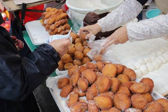 미국 체인 카페뿐 아니라 한국 전통시장에서도 파는 도넛은 고대 그리스에서 탄생한 음식이다. 최승표 기자