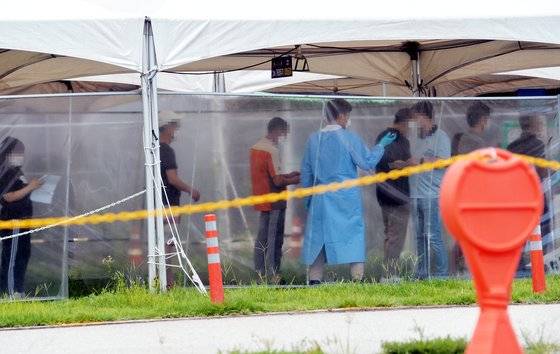 신종 코로나바이러스 감염증(코로나19) 확진자가 증가하고 있는 가운데 12일 오후 대전 월드컵경기장 주차장에 마련된 코로나19 선별진료소에는 PCR검사를 받기 위한 시민들의 발길이 이어지고 있다. 프리랜서 김성태