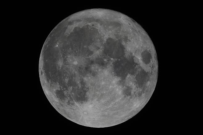11일(현지시간) 파나마 시티에 뜬 올 마지막 슈퍼문. [EPA=연합뉴스]