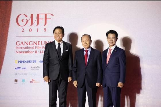 2019년 11월 8일 열린 제1회 강릉국제영화제 개막식에 참석한 필자. 왼쪽부터 배우 안성기, 필자, 김한근 강릉 시장. [사진 김동호]