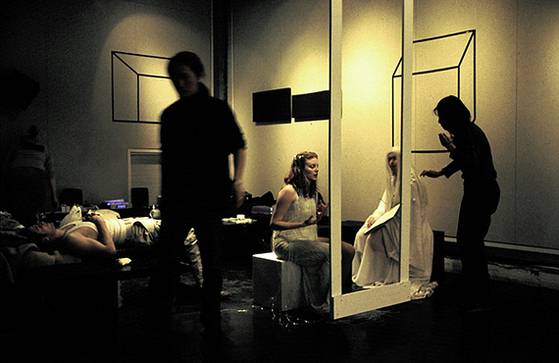 백스테이지의 생활과 문화는 단순하지 않다. 인간관계도 복잡하게 얽혀 있어 늘 긴장과 갈등이 존재한다. [사진 박진배]