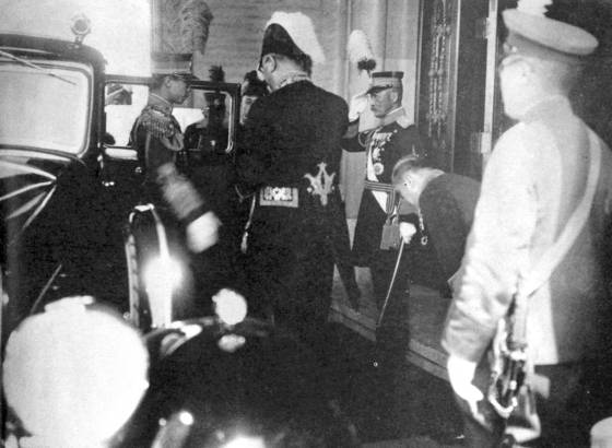 천장절 축하연에 참석한 푸이를 영접하는 관동군 사령관. [사진 김명호]