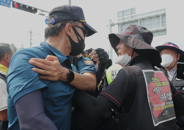 ▲ 지난 8월 4일 홍천군 하이트진로 강원공장 입구에서 사흘째 농성 중인 민주노총 공공운수노조 화물연대가 경찰과 충돌하고 있다.연합뉴스